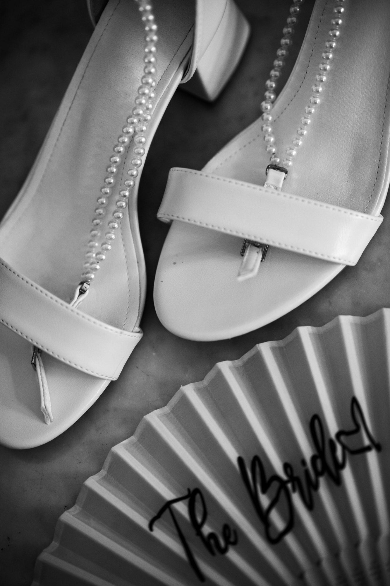 Brautschuhe mit Perlen und Fächer, Schwarzweiß