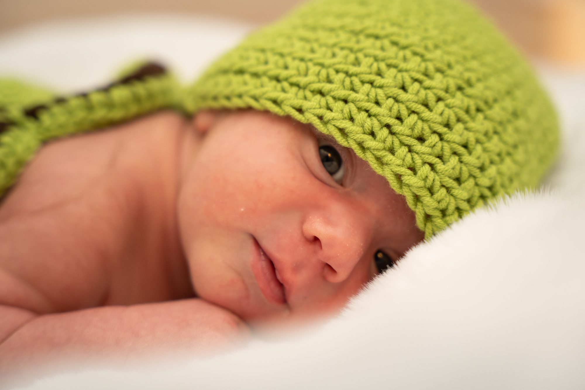 Baby mit grüner Mütze