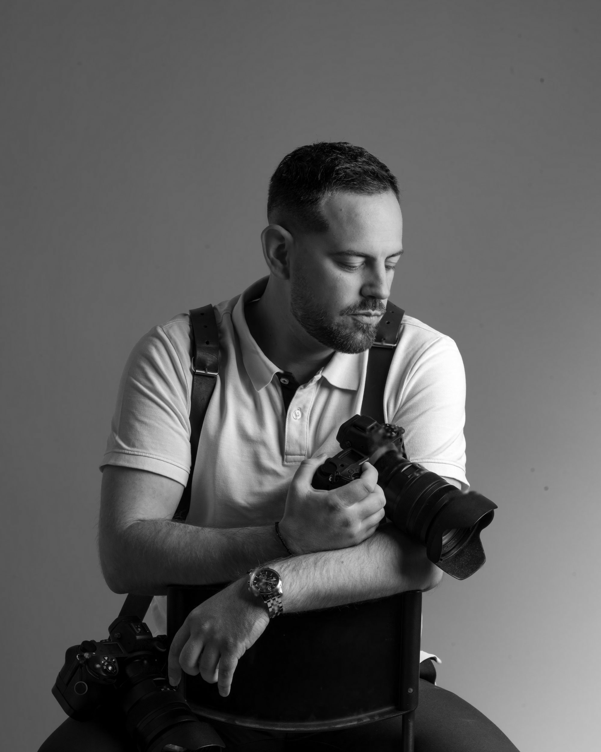Daniel Vulic in Schwarzweiß, konzentriert auf die Kamera in seinen Händen