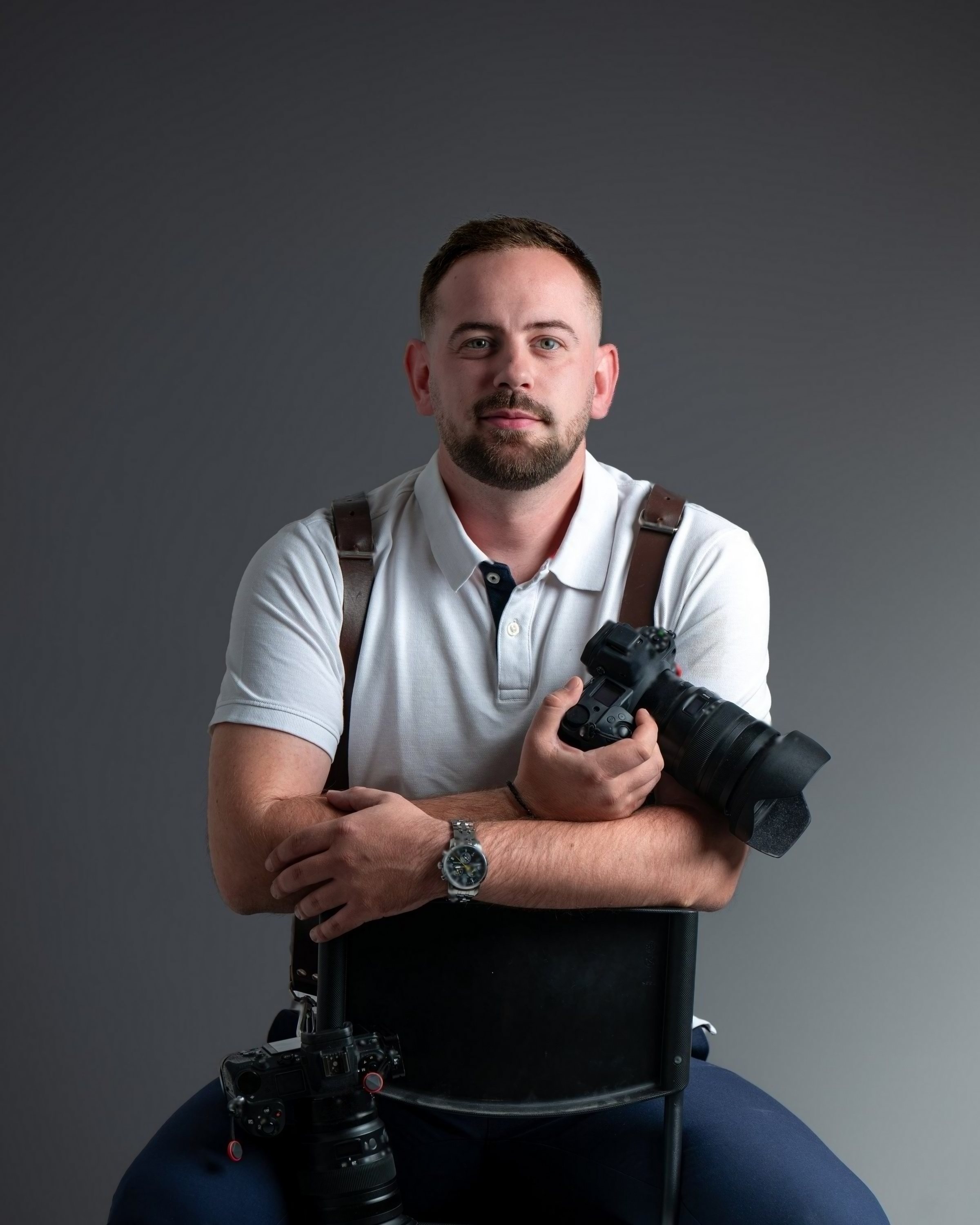 Daniel Vulic, Hochzeits-, Babybauch- und Neugeborenenfotograf von CSHOT, mit zwei Kameras