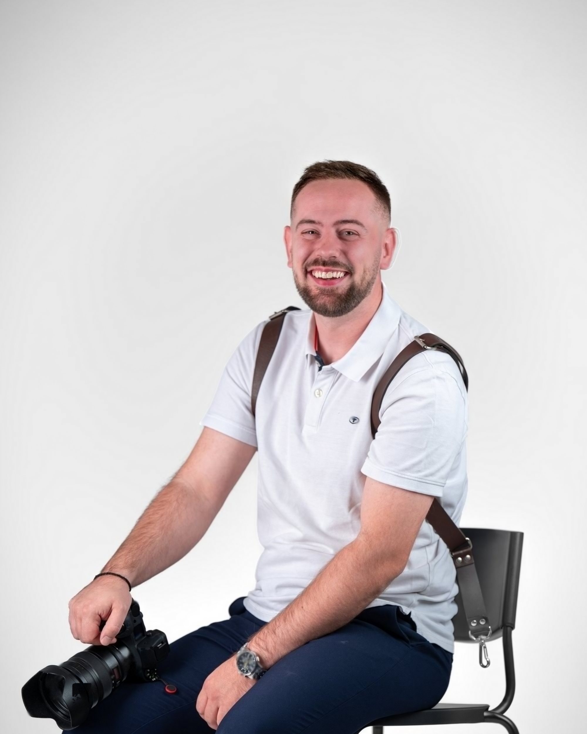 Daniel Vulic, Fotograf aus Linz, lachend mit seiner Kamera