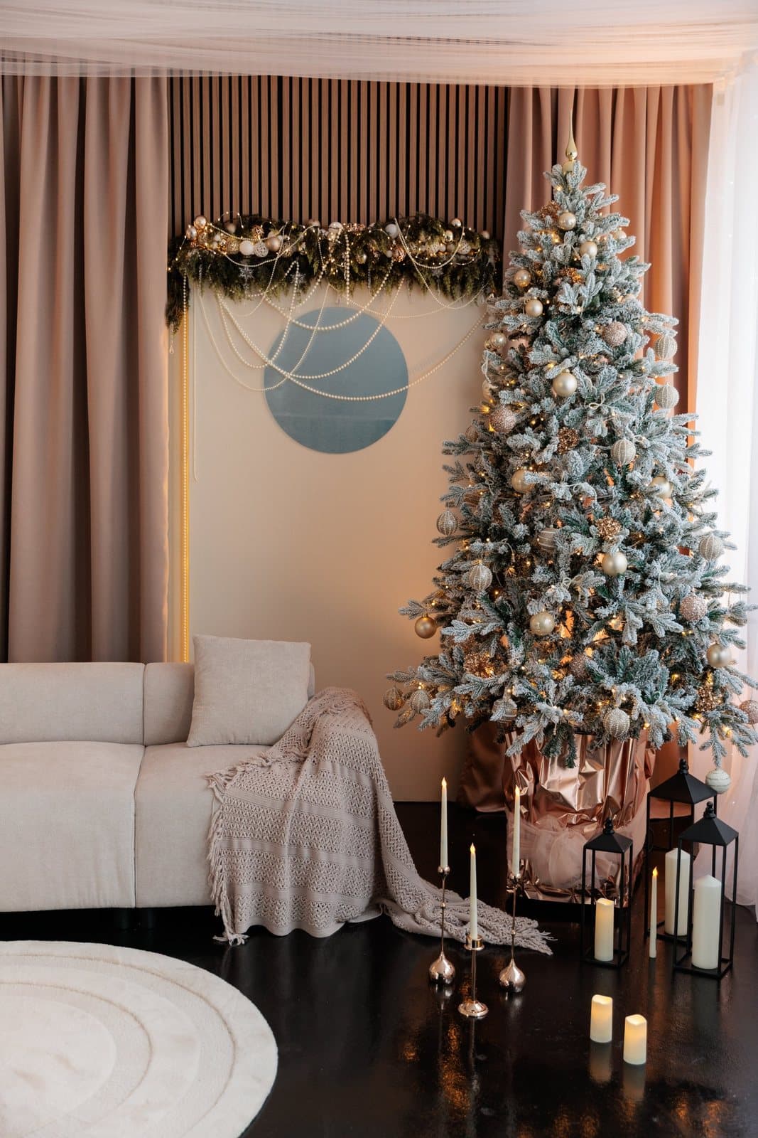 Weihnachtlich dekoriertes Fotostudio in Linz mit verschneitem Baum, Kerzen und rosa Vorhängen